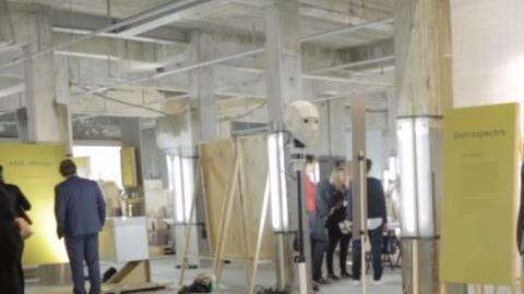 Outrospectre está construido con una cabeza robótica ubicada detrás de un usuario que porta unas gafas de realidad virtual.