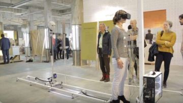 Outrospectre está construido con una cabeza robótica ubicada detrás de un usuario que porta unas gafas de realidad virtual.