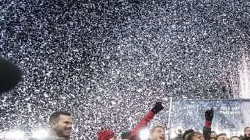 El momento en que los jugadores de Toronto FC levantan la Copa de Campeones de la Conferencia Este de la MLS.