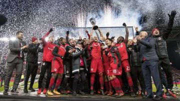 El momento en que los jugadores de Toronto FC levantan la Copa de Campeones de la Conferencia Este de la MLS.