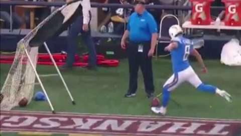 El punter de los Chargers Drew Kaser calentando para suplir a Nick Novak ante los Dallas Cowboys.