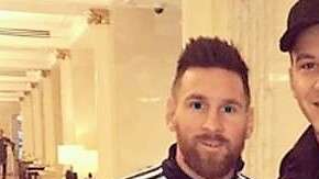 Sebastián Driussi se tomó una foto con Messi, quien lo confundió con un fan.