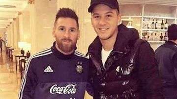 Sebastián Driussi se tomó una foto con Messi, quien lo confundió con un fan.