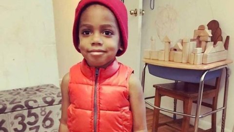 Elijah entró en shock después de ingerir queso. Los médicos en la emergencia del Hospital de Harlem no pudieron salvarlo.
