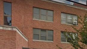 La escuela ubica en Williamsbridge Road cerca de Astor Ave. en Allerton.