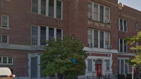 Los detenidos son estudiantes de Intermediate School 102, en Elmhurst. Los detenidos son estudiantes de Intermediate School 102, en Elmhurst. 