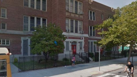 Los detenidos son estudiantes de Intermediate School 102, en Elmhurst. Los detenidos son estudiantes de Intermediate School 102, en Elmhurst.
