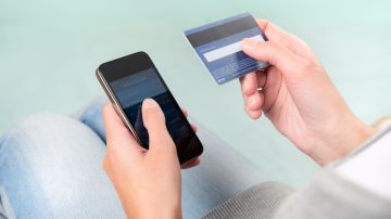 Las tarjetas de crédito ofrecen más seguridad en los pagos que las de débito./Shutterstock