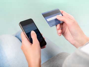 Las tarjetas de crédito ofrecen más seguridad en los pagos que las de débito./Shutterstock