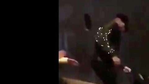 El futbolista peruano Jefferson Farfán reaccionó violentamente tras ser agredido en las calles de Lima.