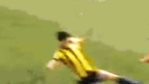 Una brutal entrada en el partido Sub 17 entre el Fenerbahce y el Galatasaray. (Foto: Especial / Captura TV)