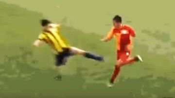 Una brutal entrada en el partido Sub 17 entre el Fenerbahce y el Galatasaray. (Foto: Especial / Captura TV)