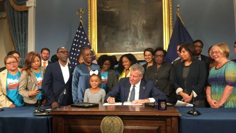 El alcalde Bill de Blasio, firma la ley de Licencia de Seguridad para víctimas de violencia doméstica./ El Diario