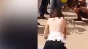 La mujer no tuvo reparo en quitarse la bulsa en plena calle.