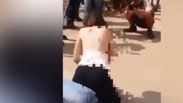 La mujer no tuvo reparo en quitarse la bulsa en plena calle.