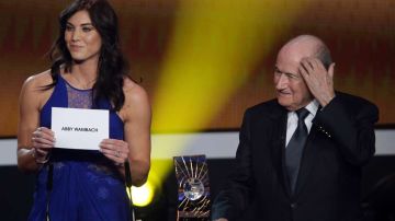 Hope Solo y Joseph Blatter, en el Balón de Oro de 2013