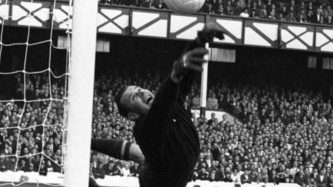 El portero ruso Lev Yashin, en plena acción ante Alemania en Goodison park, Liverpool durante un partido del Mundial Inglaterra 66. (Foto: Central Press/Getty Images)