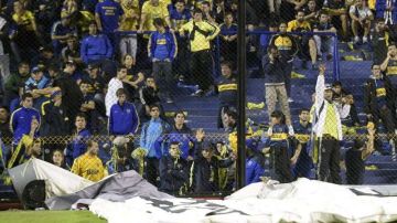 Aficionados de Boca Juniors tras el episodio del gas pimienta en el túnel por donde regresaban los jugadores de River Plate al campo de la Bombonera.   (Foto: JUAN MABROMATA/AFP/Getty Images)