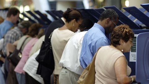 En NY las personas bajo libertad condicional no pueden votar hasta que ya no estén bajo supervisión