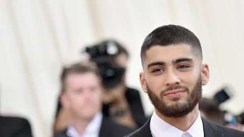 El cantante ha demostrado lo enamorado que está de su novia.