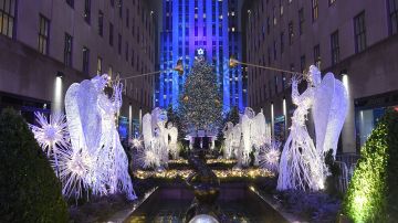 The 84th Annual Rockefeller Center Christmas Tree Lighting Ceremony is seen on November 30, 2016 in New York City. / AFP / ANGELA WEISS        (Photo credit should read ANGELA WEISS/AFP/Getty Images)
