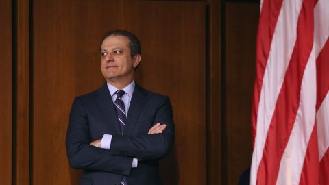 Preet Bharara renunció como fiscal tras presiones de Trump.