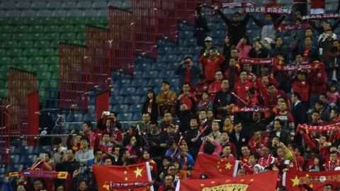 Aficionados chinos apuntalan el plan del gobierno de su país para optar por una candidatura para organizar un Mundial de fútbol. (Foto: TORU YAMANAKA/AFP/Getty Images)