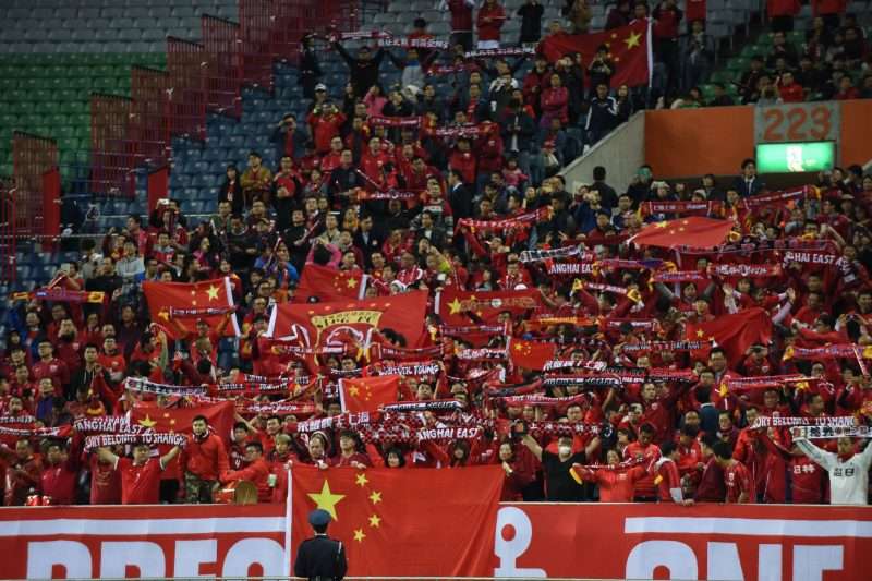 Aficionados chinos apuntalan el plan del gobierno de su país para optar por una candidatura para organizar un Mundial de fútbol. (Foto: TORU YAMANAKA/AFP/Getty Images)