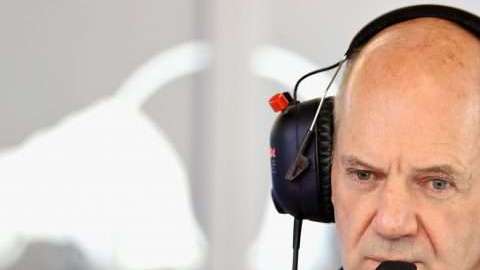 Adrian Newey, ahora oficial técnico en jefe de la escudería Red Bull, mira con nostalgia el pasado, sobre todo cuando le mencionan el nombre de Ayrton Senna. (Foto: Mark Thompson/Getty Images)