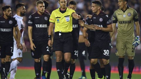 El árbitro de Lanús-River fue Wilmar Roldán.  EITAN ABRAMOVICH/AFP/Getty Images