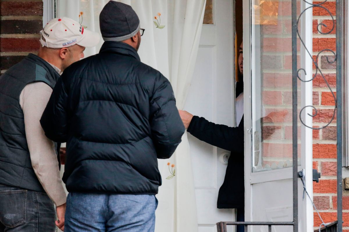 Uno de los vecinos de Sayfullo Saipov conversa con la prensa en el complejo de apartamentos de Paterson, New Jersey, donde vivía el criminal.
(Eduardo Muñoz Álvarez/AFP/Getty Images)