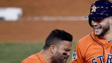 Lance McCullers Jr. y José Altuve de los Houston Astros celebran en el juego 7 de la Serie Mundial ante los Dodgers de Los Angeles. (Foto: Kevork Djansezian/Getty Images)