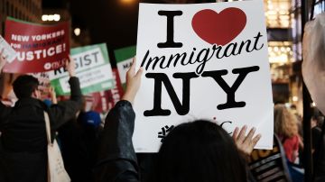 "En lugar de debilitar nuestros valores y democracia los inmigrantes enriquecen y revitalizan nuestras instituciones y creencias", advierte Gutiérrez. (Spencer Platt/Getty Images)
