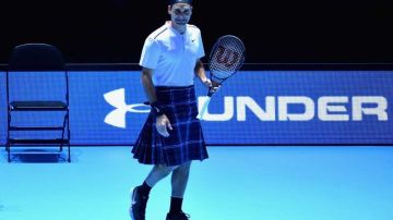Roger Federer en acción frente a Andy Murray ataviado con una falda escocesa en un partido de exhibición en Glasgow, Escocia.  (Foto: Mark Runnacles/Getty Images for Andy Murray Live)