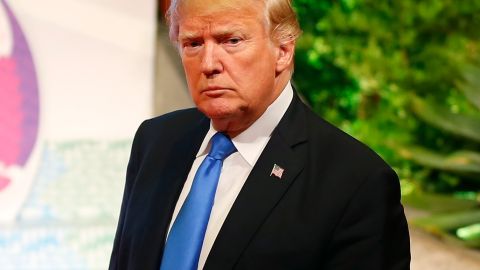 El presidente Trump es señalado por violar la Constitución.