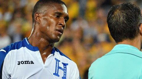 Maynor Figueroa protesta el penalti al juez Néstor  Pitana. SAEED KHAN/AFP/Getty Images