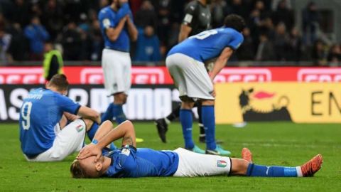 Jugadores de la selección de Italia al ser proscritos por Suecia de Rusia 2018.
 (Foto: Claudio Villa/Getty Images)