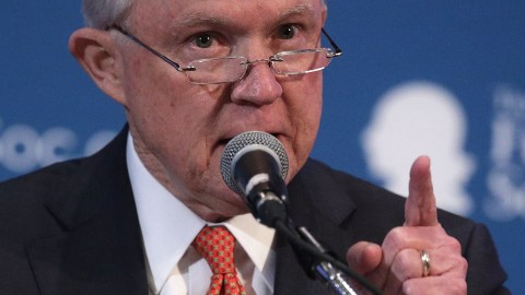 El fiscal general Jeff Sessions presiona a las "ciudades santuario".