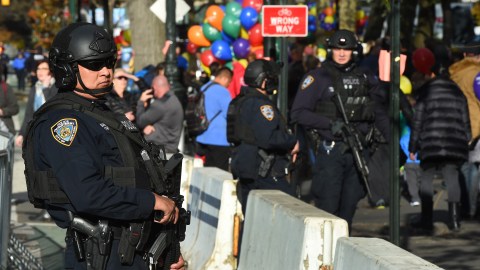 El NYPD promete garantizar el desfile más seguro de la historia. (Photo credit shouldTIMOTHY A. CLARY/AFP/Getty Images)