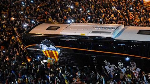 Los hinchas del Valencia reciben el autobús de los jugadores.  David Ramos/Getty Images