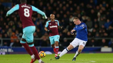 Wayne Rooney del Everton festeja su tercer gol frente al West Ham United en Goodison Park. (Foto: Jan Kruger/Getty Images)