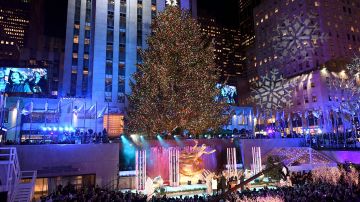 A view of the Rockefeller Plaza during the 85th Rockefeller Center Christmas Tree Lighting Ceremony at Rockefeller Center on November 29, 2017 in New York City. / AFP PHOTO / ANGELA WEISS (Photo credit should read ANGELA WEISS/AFP/Getty Images)