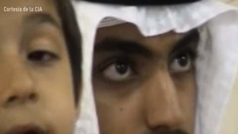 La grabación muestra a Hamza Bin Laden vestido con turbante blanco.