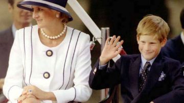 Diana de Gales (RIP) y el príncipe Enrique.