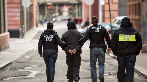 "La Migra" detiene a indocumentados casi en cualquier lado.