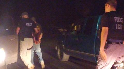 ICE mantiene sus operativos contra indocumentados.