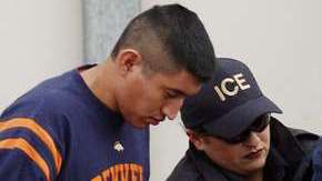 Una propuesta de ley en Florida busca no solo castigar a localidades "santuario" sino cobrarle a los inmigrantes por los días que pasen detenidos esperando por ICE (Foto: archivo)