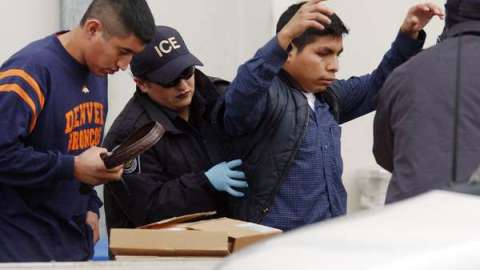 Una propuesta de ley en Florida busca no solo castigar a localidades "santuario" sino cobrarle a los inmigrantes por los días que pasen detenidos esperando por ICE (Foto: archivo)