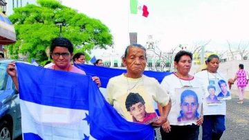 En esta foto del 2011, mujeres centroamericanas muestran las fotografías de sus familiares migrantes desaparecidos en México durante una reunión en el Congreso del Estado de Tabasco, como parte de las actividades de la Caravana de Madres buscando a sus Hijos Desaparecidos en Tránsito.