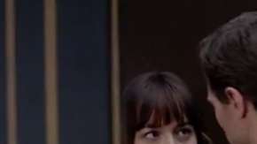 Jamie Dornan y Dakota Johnson en una escena de Fifty Shades of Grey.